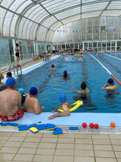 Interior de la piscina de Trobajo para ilustrar la noticia de la promoción en el ocio acuático de las personas con discapacidad
